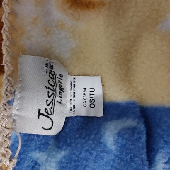 Fleece wrap/nursing cover - Picture 3 of 3